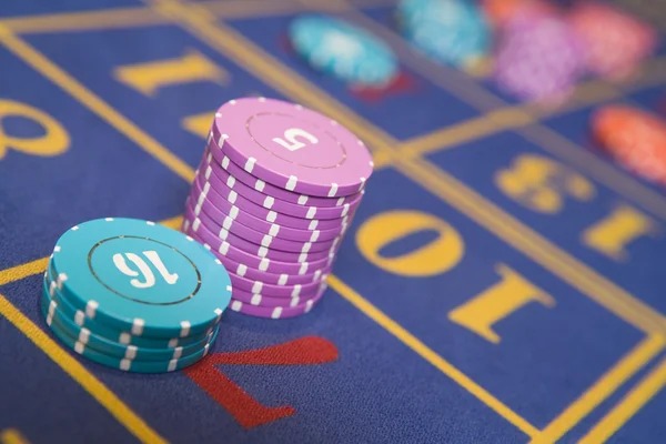 Live dealer at kita jitu Number Table studio, showing Dragon Tiger card layout and betting interface